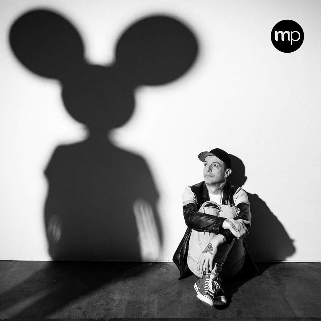 デッドマウスのインスタグラム：「⚫️ Exclusive Drop:"Shadows" by @timothywhite x @deadmau5   Link in bio  This collection provides an unparalleled glimpse into the man behind the music and the mask, celebrating the dynamic nature of an artist who continues to push boundaries and redefine the electronic music scene.  This collaboration between deadmau5 and Timothy White began with conversations about the story behind the photos and how co-creating a shoot from start to finish and documenting it all would be the perfect definition of blockchain provenance. The shoot took place at a location in east Los Angeles on June 9th 2021, and both Timothy and Joel were wearing. motion sensors during the shoot to enable Joel to create a virtual world surrounding the shoot, while Timothy created the still images, so that both artists could collaborate on telling the story in their own way.」
