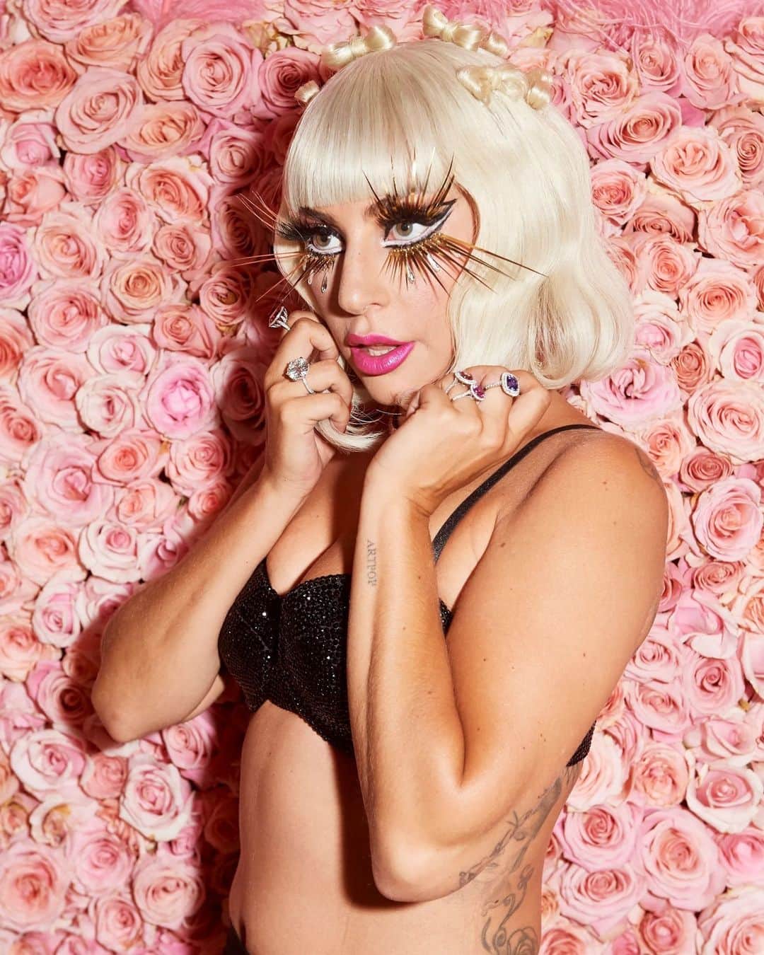 Vogue Beautyさんのインスタグラム写真 - (Vogue BeautyInstagram)「Who could ever forget when @ladygaga took 'long lashes' to the extreme at the 2019 #MetGala? Fashion's biggest night always delivers some of the most memorable red-carpet beauty to ever hit our feeds—it's the site of iconic beauty transformations sure to spark trends (and more than a few headlines).  At the link in our bio, ahead of the 2023 Met Gala, see the best beauty looks of all time to debut at the gala. Photographed by @coreytenold」4月20日 1時29分 - voguebeauty