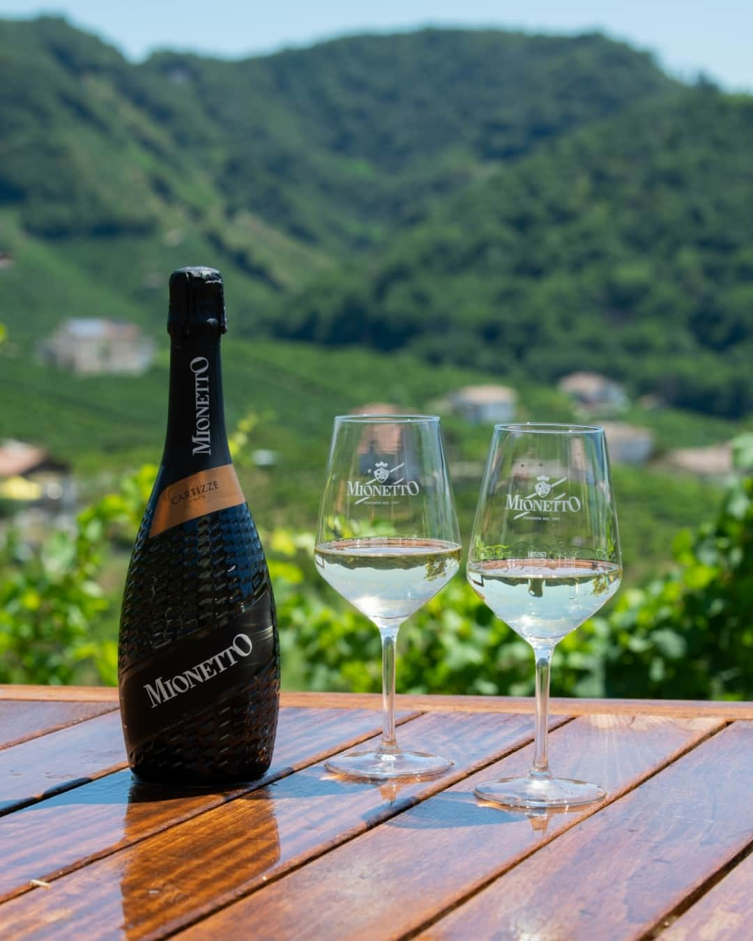 Mionetto Proseccoのインスタグラム：「🍾Nasce a Valdobbiadene, tra le frazioni di Santo Stefano, Saccol e San Pietro di Barbozza, in una microarea particolarmente felice per posizione, terreno e microclima, dove l’uva Glera raggiunge la massima espressione qualitativa diventando il nostro prezioso Cartizze DOCG. Ti aspettiamo per degustarlo nel nostro wine shop: dal lunedì al sabato dalle 10:30 alle 18:30 e ogni seconda e quarta domenica del mese; tutti i dettagli nel link in bio  🍾It is born in Valdobbiadene, between the hamlets of Santo Stefano, Saccol and San Pietro di Barbozza, in a micro-area particularly fortunate for its position, soil and microclimate, where the Glera grape reaches its maximum qualitative expression, becoming our precious Cartizze DOCG. We are waiting for you to taste it in our wine shop: from Monday to Saturday from 10:30 a.m. to 6:30 p.m. and every second and fourth Sunday of the month; all details in the link in bio  #mionetto #prosecco  #mionettoeshop  #mionettoprosecco  #mionettoinsieme #orangesoul  #rosewine #rosewinelovers #proseccorosé #proseccolover #proseccotime #proseccosuperiore #proseccohills #collinedelprosecco  Bevi Mionetto responsabilmente⁣⁣⁣⁣ Enjoy Mionetto responsibly」