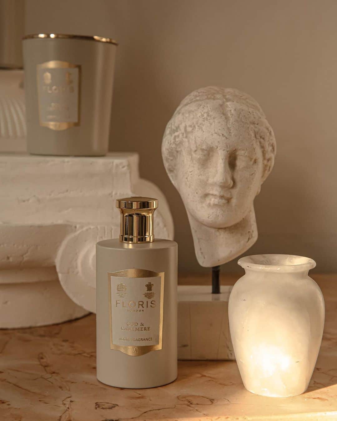 フローリスのインスタグラム：「As one of the rarest ingredients found in nature, oud is at the heart of this exquisitely scented collection.   Shop the Oud & Cashmere Collection online now.  📸 @therollinson   #FlorisHome #Oud #HomeFragrance」