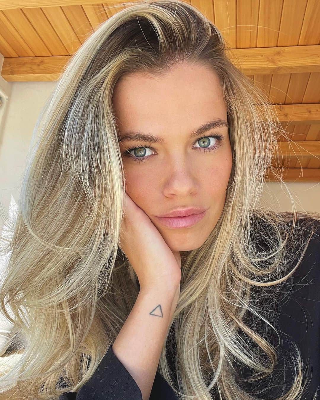 ヘイリー・クラウソンのインスタグラム：「Here’s a little BTS glam selfie ✨💋😌」