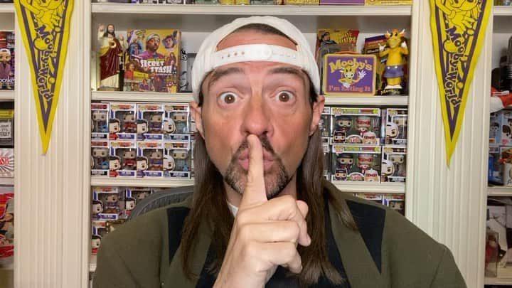 ケヴィン・スミスのインスタグラム：「TOMORROW NIGHT at @smodcastlecinemas! Celebrate 4/20 with a screening of my magnum dopeus, JAY AND SILENT BOB REBOOT! Join me & Mooby for the high holiday! Every ticket comes with a @jayandsilentbob Reboot mini-poster signed by me & @jaymewes l! We’ll be selling stuff and auctioning off props pre-show, so get your tickets NOW at the #smodcastlecinemas website, at SeeSmod dot com, or at the link in my bio above! #KevinSmith #jayandsilentbobreboot #420 #fourtwenty」