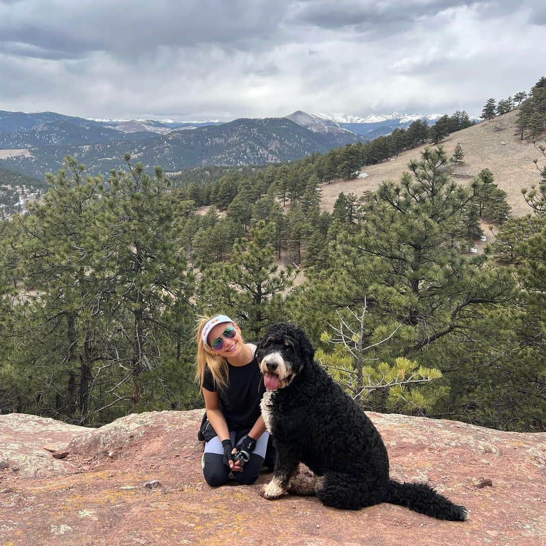 サッシャ・ディギーリアンさんのインスタグラム写真 - (サッシャ・ディギーリアンInstagram)「Spring time with my baby bear @moosechaga ... one of my favorite rest day activities is to go on new hikes with my pupper. What is your favorite hike you’ve ever done? S/o @blenders for every occasion. #blenderseyewear #bouldercolorado」4月20日 1時51分 - sashadigiulian