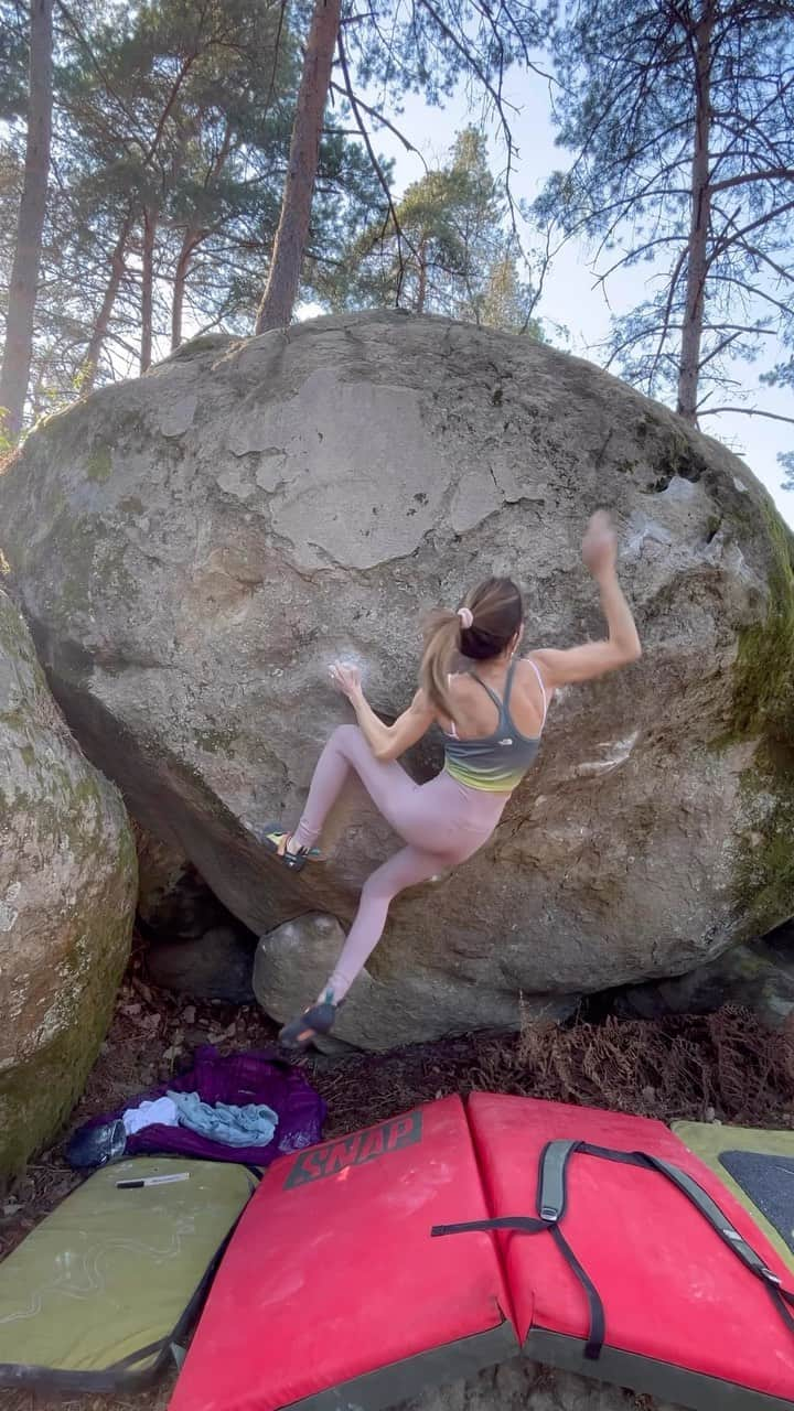 キャロライン・シノのインスタグラム：「A l’ombre des maris 8A à Bouligny ouvert par mon chéri @lumartinez_93 au dessus de Mysterio (Le bloc du secteur) quand je le travaillais💚 Une petite crampe bien sympa à grimper seule dans un coin magique de la forêt. Zéro touristes, que des coureurs et qq biches😜 Départ à convention sur les deux mains de départ évidentes, premier mouv dur pour aller chercher une règle puis des mouvs de compress avant un dynamique où j’ai du ruser pour ma taille.  Pour la cotation ça ne me choque pas, 8A soft. J’ai fait des 8A bien plus faciles comme le Clown. Et bien plus durs comme C’était demain. Alors🙄 @girlsinbleau #girlsinbleau @crimpoilofficial #recoverfaster @frictionlabs @scarpaspa @thenorthfacefr @arkose.climbing #liveelevated @snap.climbing」