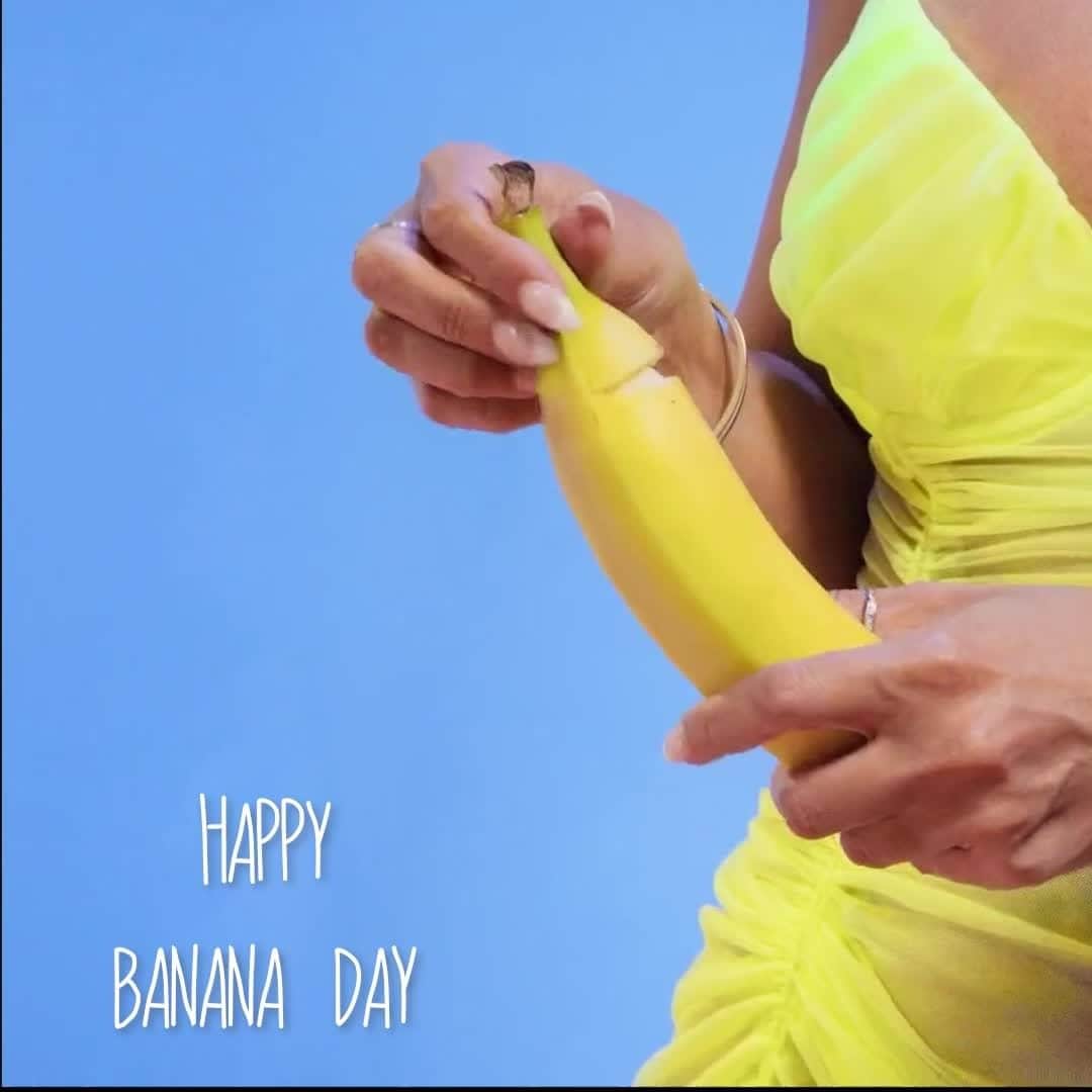 レイチェル・スターのインスタグラム：「Happy National Banana Day 🍌 Did you know that a banana is a berry and not a fruit? This is because botanically a berry contains seeds inside the flesh, not outside.⁠ ⁠ ⁠ ⁠ 🍌🍌🍌🍌🍌🍌🍌🍌🍌⁠ ⁠ ⁠ #bananaday #nationalbananaday #bananadays #happybananaday #worldbananaday #anotherbananadayforthedreamfish #internationalbananaday #funnybananaday #topbananadaytona #happynationalbananaday #wcubananaday #bananadaysareover #sunnyyellowbananaday #bananaday2023 #freebananaday #bananadaysit #nationalbananaday2023 #hbubananaday #happybananadayðÿ #bananadayðÿ #wednesday #wbw⁠ ⁠ ⁠ 📽️ @brazzersofficial」