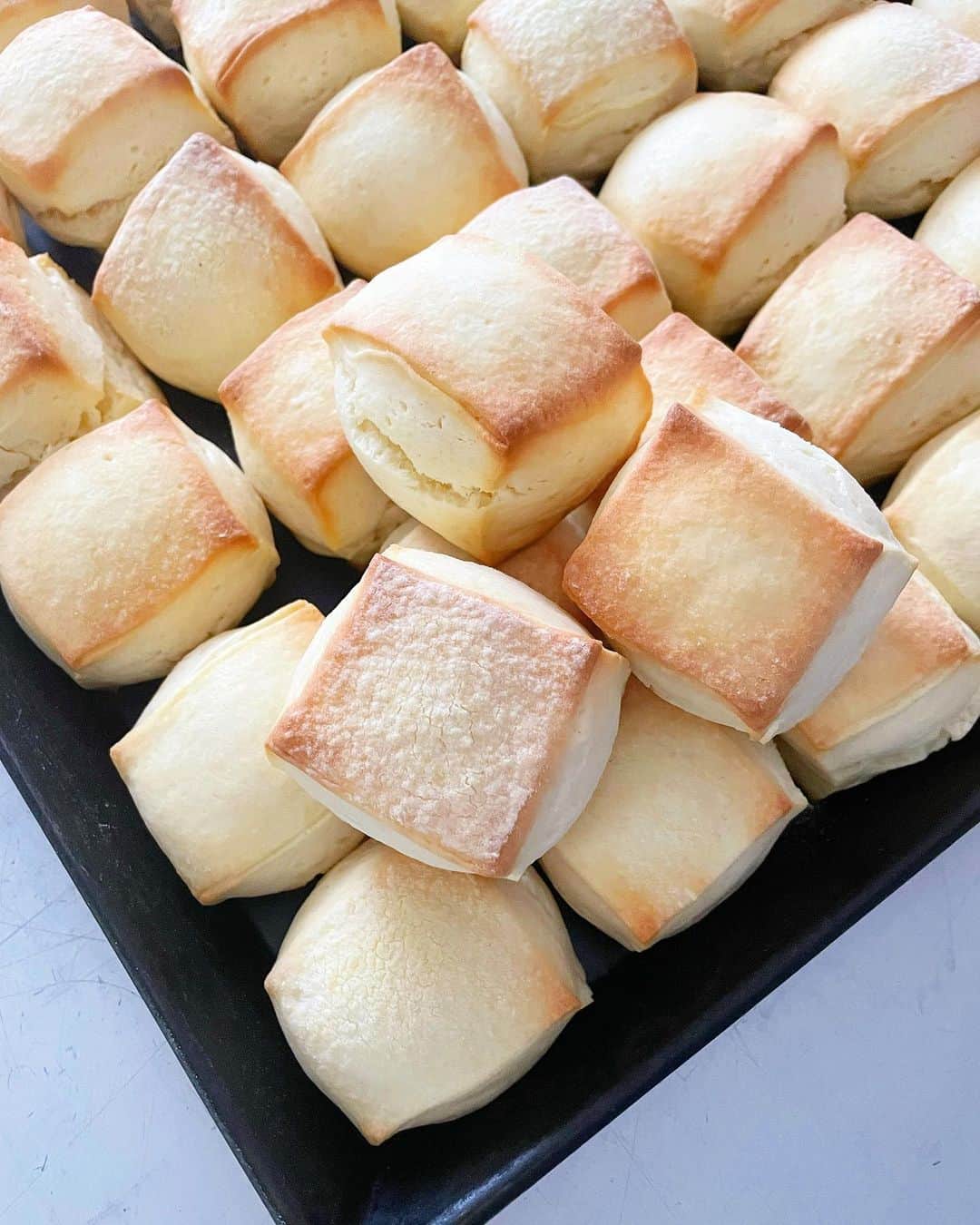 uneclefのインスタグラム：「⁡ ⁡ ⁡ おはようございます。 只今onlineshopでは、焼き菓子setを販売しています。  Clarte.さんにたくさんご用意いただいた “いちごとミルクの二層ジャム”とプレーンのスコーン、 レモンケーキのsetは本日発送分は完売、 22日（土）発送分が少しご用意できます。 タイミングが合えば、ぜひご利用ください。 おまとめ便のフォームもご用意しています。 ⁡  ⁡ 【4月21日（金）発送】 ◇ 黒糖胡桃のスコーン＆レモンケーキset ⁡ 【4月22日（土）発送】 ◇ Clarte. “いちごとミルクの二層ジャム” ＆ uneclefの焼き菓子set  ⁡ ⁡ ⁡ onlineshopは、instagram TOPのリンクから お越しいただけます。 どうぞ、よろしくお願い致します。  @uneclef」