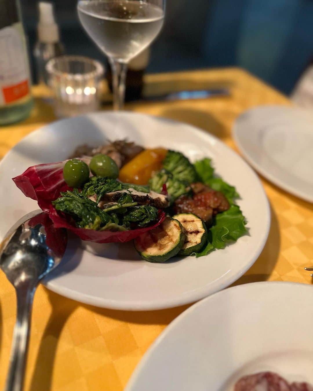 胃腸良子さんのインスタグラム写真 - (胃腸良子Instagram)「広尾の名店  @bisboccia_official   昔からあるイタリアンの名店。 かなりお久しぶりの訪問でしたが、 安定の美味しさにほっこり。  海外からのお客様で賑わっていました。  お肉、お魚、パスタを自分で選んでそれをお好みで料理してくれるから嬉しい！  お腹いっぱい、幸せいっぱい❤️  #ご馳走様でした。  #labisboccia  #ビスボッカ #ラビスボッカ #広尾 #イタリアン #イタリア料理  #広尾グルメ #東京グルメ #東京ディナー #ワイン #食レポ #食レポグラム」4月20日 7時17分 - kimiyo.f