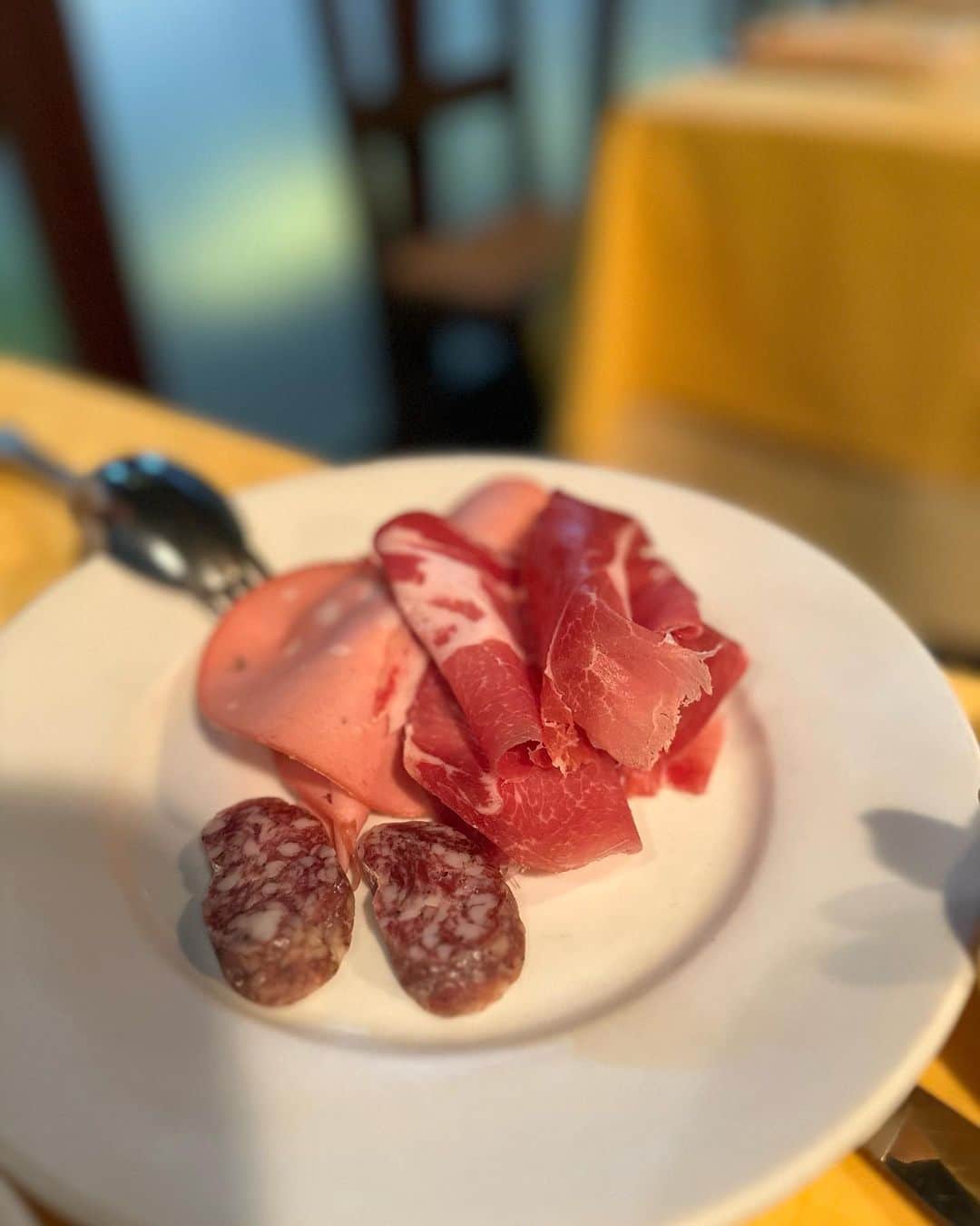 胃腸良子さんのインスタグラム写真 - (胃腸良子Instagram)「広尾の名店  @bisboccia_official   昔からあるイタリアンの名店。 かなりお久しぶりの訪問でしたが、 安定の美味しさにほっこり。  海外からのお客様で賑わっていました。  お肉、お魚、パスタを自分で選んでそれをお好みで料理してくれるから嬉しい！  お腹いっぱい、幸せいっぱい❤️  #ご馳走様でした。  #labisboccia  #ビスボッカ #ラビスボッカ #広尾 #イタリアン #イタリア料理  #広尾グルメ #東京グルメ #東京ディナー #ワイン #食レポ #食レポグラム」4月20日 7時17分 - kimiyo.f