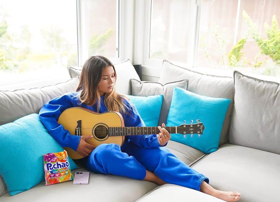 スカイ・ブラウンのインスタグラム：「Sometimes I chill haha 😝 And when I do I like to chill with my guitar and my favorite candy Puchao   — @uhapuchao is chewy and soft candy. it has gummy bits inside #ad #skybrown」