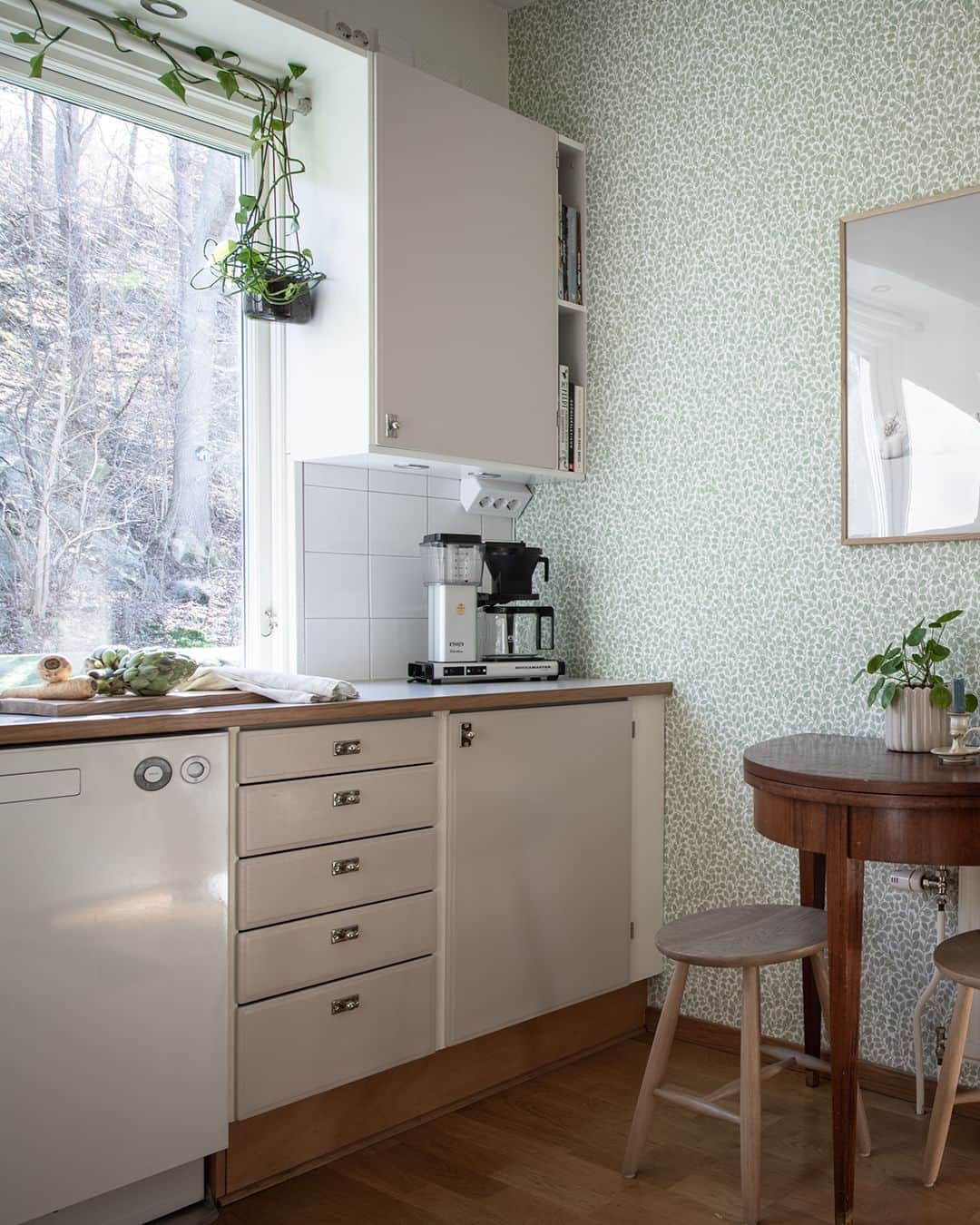 Bjurforsのインスタグラム：「Bjurfors Century presenterar en rofylld trea med villakänsla, öppen spis och fina 40-talsdetaljer i lummiga Skår 🌿  Hackspettsgatan 14 | 3 ROK. Foto: @mariasahlander   #bjurforscentury #bjurforsgöteborgcity #mäklareebbasvensson #skår #örgryte #40talshus #40talslägenhet #palettblad #palettbladunite #funkiskök #carllarssonlampa #boråstapeter #boråstapeterhazel」