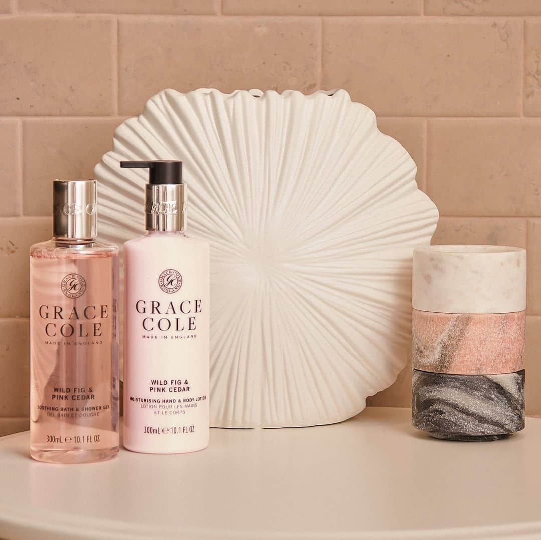 Grace Coleさんのインスタグラム写真 - (Grace ColeInstagram)「Who says pampering yourself has to be a guilty pleasure? Our Wild Fig & Pink Cedar Shower Gel & Body Lotion are not just vegan, cruelty-free and free of parabens - they're also full of natural extracts to nourish and protect every inch of your skin! Refresh your skincare routine with a healthier choice, today! #vegan #crueltyfree #parabenfree」4月20日 2時01分 - gracecoleltd