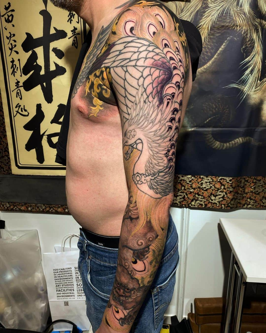 SHIGEさんのインスタグラム写真 - (SHIGEInstagram)「In progress work at @godsofinktattooconvention ,Actually I started this piece was in London 19’ Continued more lines, and started some colors,, Thank you! @padzimmermann  Otsukarrsama deshita!  #shige #shigetattoo #shigeyellowblaze #yellowblazetattoo #黄炎 #鳳凰 #唐獅子 #houou #karajishi #japanesetattoo #japaneseart @bishoprotary #bishoprotary #bishopfamily @inkeeze #inkeeze #dipcaps @dipcaps @davincineedles @fusionink #fusionink #fusioninkproteam #godsofinktattooconvention #frankfurt」4月20日 1時55分 - shige_yellowblaze