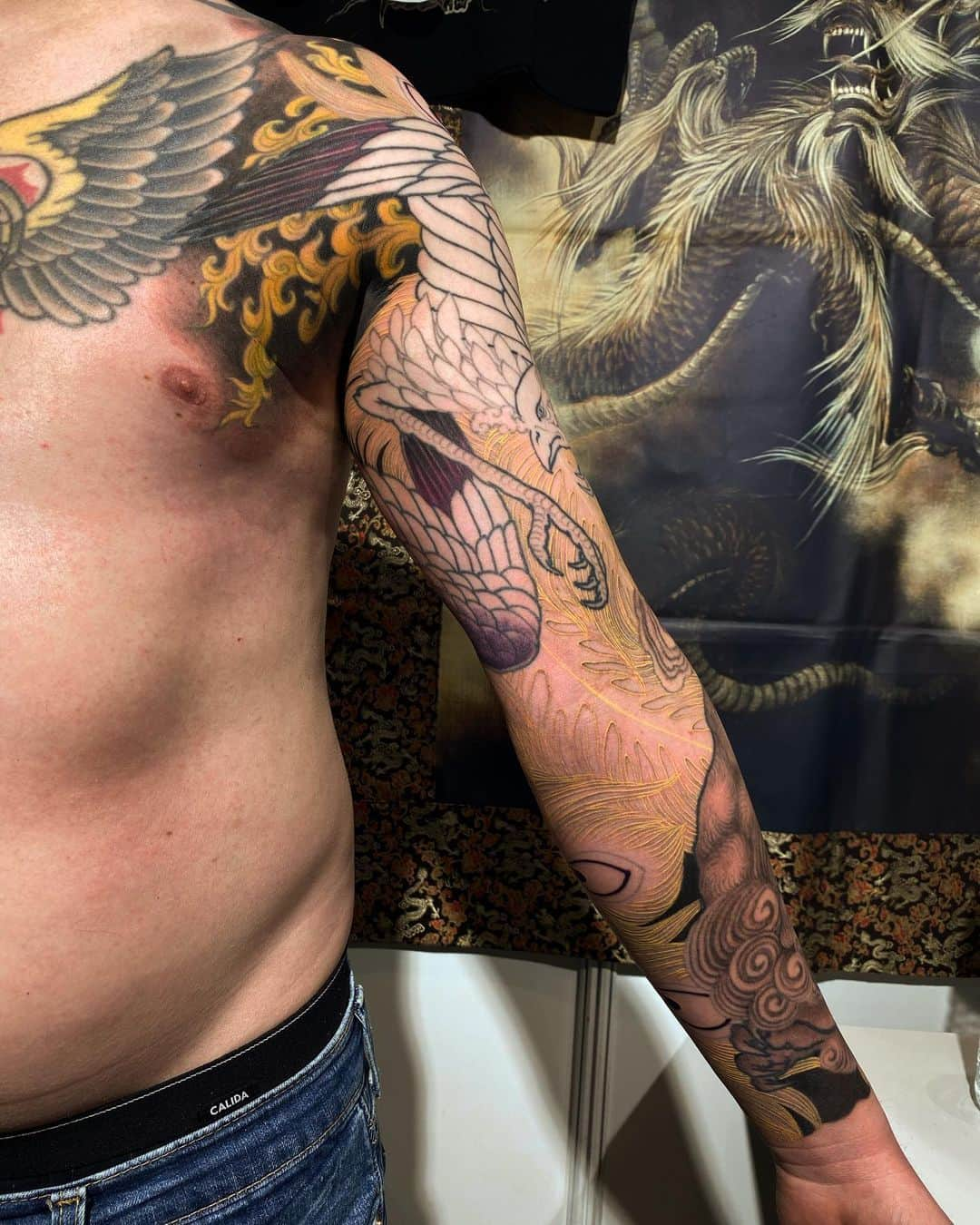 SHIGEさんのインスタグラム写真 - (SHIGEInstagram)「In progress work at @godsofinktattooconvention ,Actually I started this piece was in London 19’ Continued more lines, and started some colors,, Thank you! @padzimmermann  Otsukarrsama deshita!  #shige #shigetattoo #shigeyellowblaze #yellowblazetattoo #黄炎 #鳳凰 #唐獅子 #houou #karajishi #japanesetattoo #japaneseart @bishoprotary #bishoprotary #bishopfamily @inkeeze #inkeeze #dipcaps @dipcaps @davincineedles @fusionink #fusionink #fusioninkproteam #godsofinktattooconvention #frankfurt」4月20日 1時55分 - shige_yellowblaze