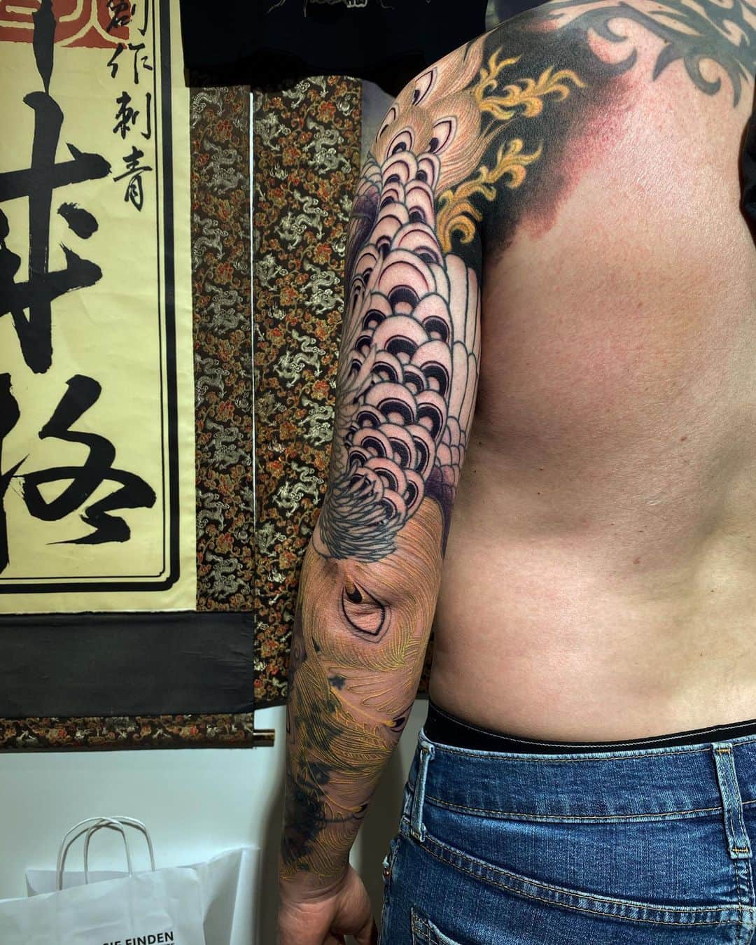 SHIGEさんのインスタグラム写真 - (SHIGEInstagram)「In progress work at @godsofinktattooconvention ,Actually I started this piece was in London 19’ Continued more lines, and started some colors,, Thank you! @padzimmermann  Otsukarrsama deshita!  #shige #shigetattoo #shigeyellowblaze #yellowblazetattoo #黄炎 #鳳凰 #唐獅子 #houou #karajishi #japanesetattoo #japaneseart @bishoprotary #bishoprotary #bishopfamily @inkeeze #inkeeze #dipcaps @dipcaps @davincineedles @fusionink #fusionink #fusioninkproteam #godsofinktattooconvention #frankfurt」4月20日 1時55分 - shige_yellowblaze