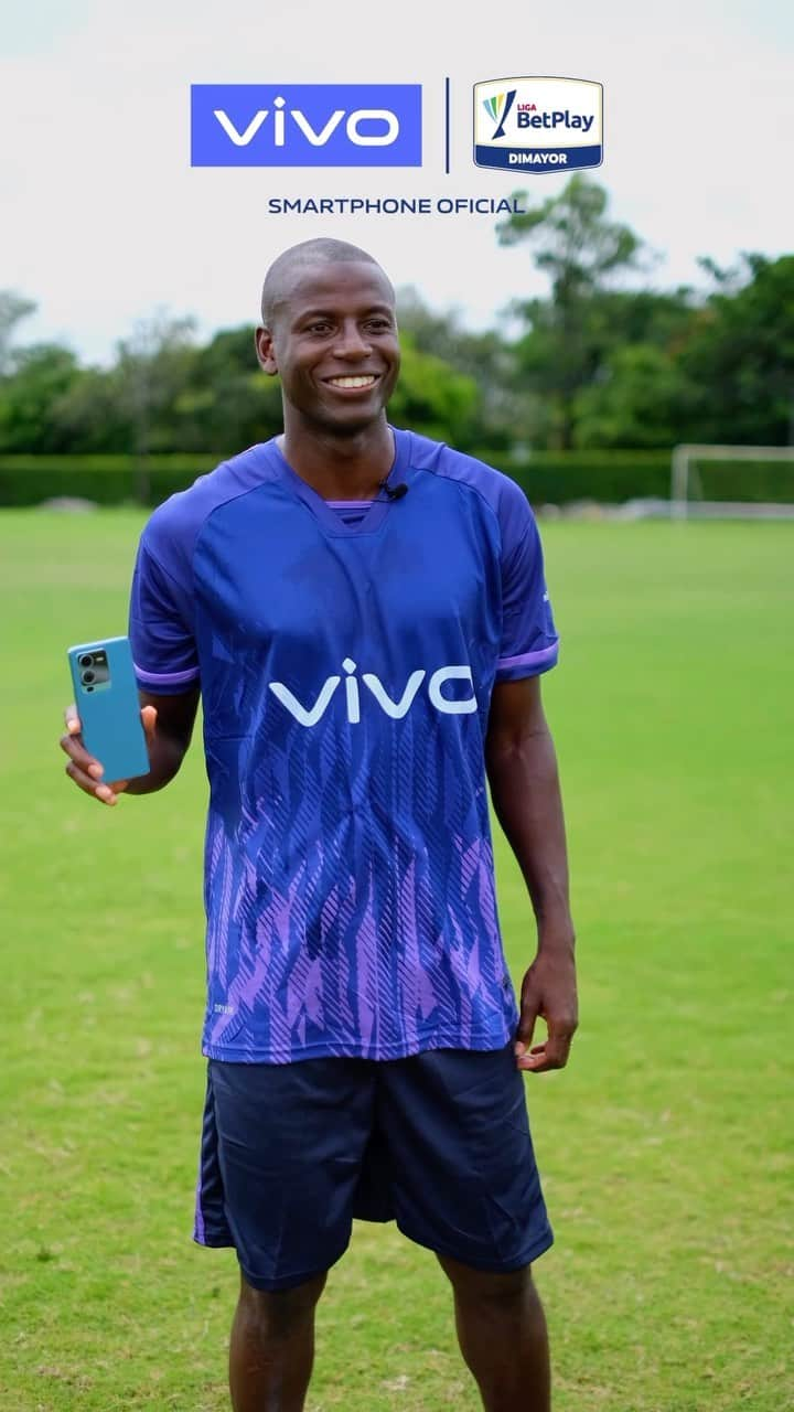 アドリアン・ラモスのインスタグラム：「@adrianramosla20 La velocidad y la precisión son clave en el fútbol y en la vida ⚽💙  Con el #vivoV25Pro, estoy seguro de que puedo lograr ambos 🤩📱  #ElMomentoPerfectoEsAhora」