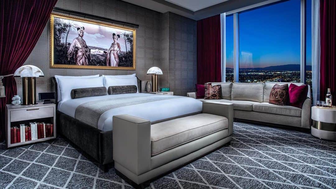 Palms Casino Resortのインスタグラム：「Make your next Suite Dream come true in our Cinema Suite 🎥 A 98″ slice of the silver screen, movie-themed menu, and private bar — the red carpet is all yours 😉   👉 palms.com/suites」
