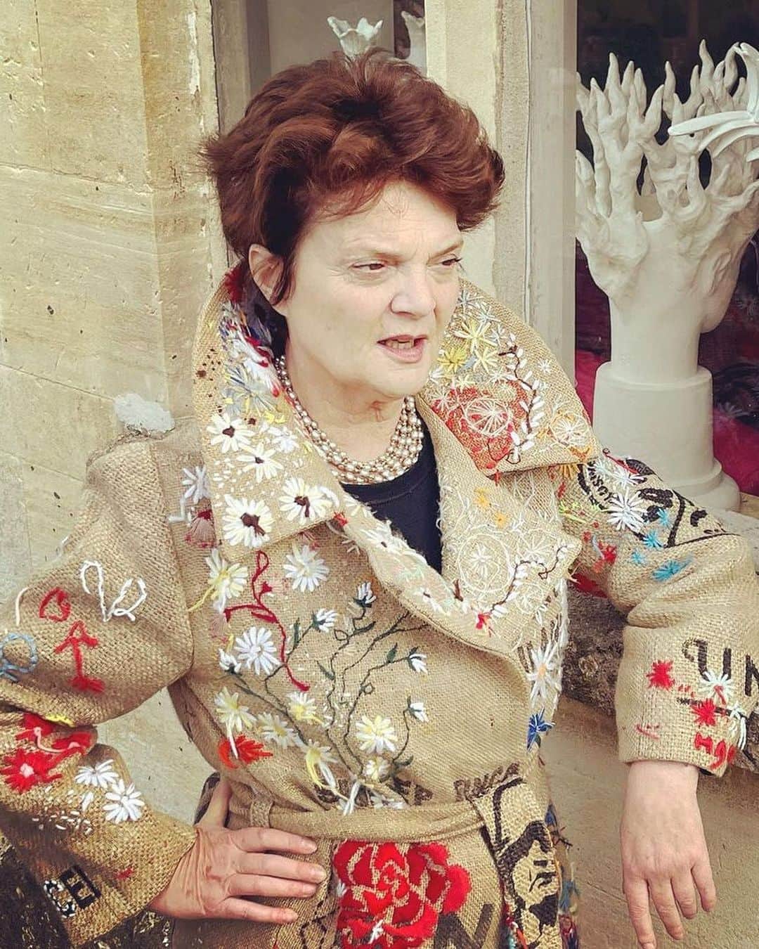 ルルギネスのインスタグラム：「#LuluLoves With the flowers now in full bloom and the sun shining, discover what Lulu is loving and finding inspiration from this week.  1. Lulu's current favourite coat personally made for her by @her.o_official. 2. Floral art made from remaining petals of an upcoming project. 3. Curtains that inspired the design of a new piece launching soon. 4. Self declared “enemy of the average” details @flowersmeanings. 5. 'Perfect... if you are missing Jaipur..." @m.a.jaipur  Keep an eye out to see if you can spot these influences in an up and coming new launch👀  #LuluGuinness」