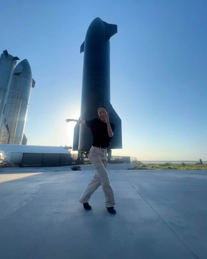 Miyuのインスタグラム：「What a crazy moment🚀Dancing in front of the rocket🚀I can't believe this is my real life...😩  私が参加している月周回プロジェクト @dearmoonproject で使用されるSpace Xのstarship✨🚀🌙 First test flightを見にテキサスに来ています！  考えられないような素晴らしい経験をさせて頂き感謝でいっぱいです。  @spacex @dearmoonproject   I really appreciate to give us such a wonderful opportunity.  #dearmoon#starship#spacex#もっとちゃんと踊ればよかった後悔😖#dance#dancer#moon#ダンス#dancer#streetdance」