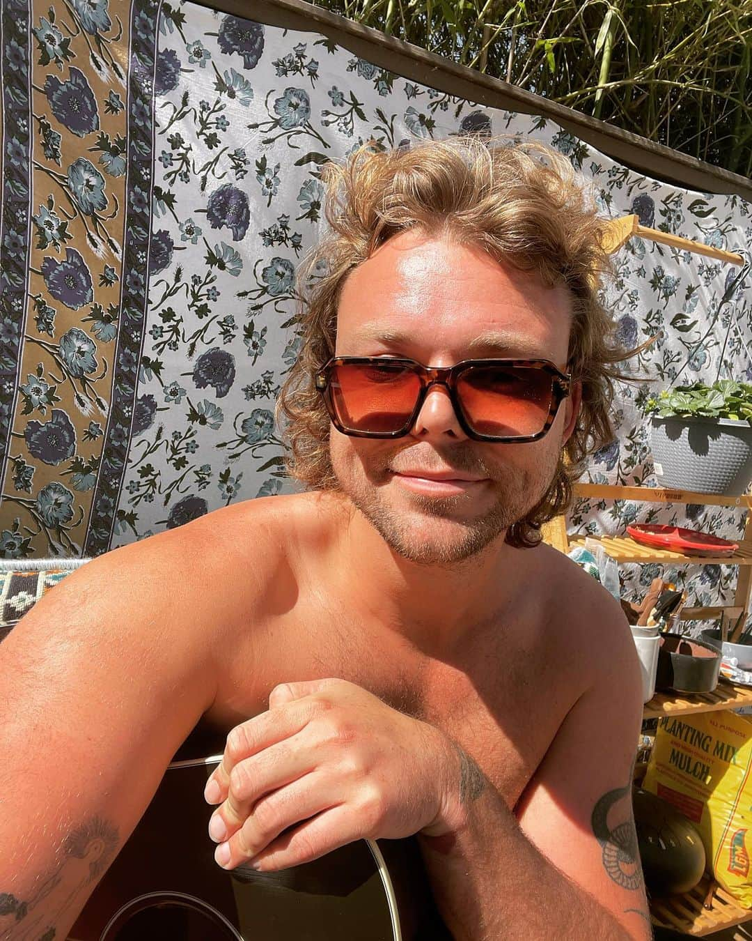 アシュトン・アーウィンさんのインスタグラム写真 - (アシュトン・アーウィンInstagram)「A good morning ☀️ 🎸 📔 💨」4月20日 2時27分 - ashtonirwin