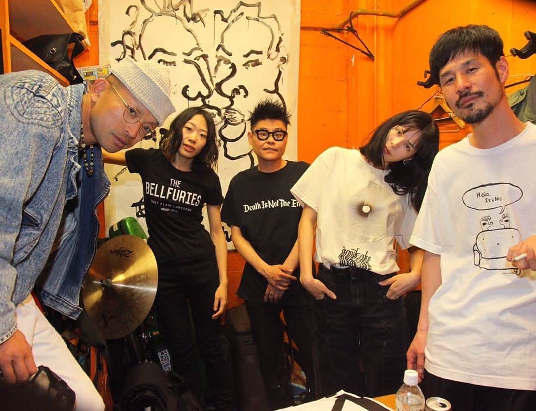 松田岳二のインスタグラム：「BASEMENT BARは2015年にラーナーズが5人組になった頃に自主企画をやらせてもらった初期ホームと言えるライブハウス。お隣のTHREEも含めたら何度ステージに立たせてもらっかわからないくらい。 音響スタッフがみんなセンス良くて耳が良くて安心してライブをさせてもらってきた。  疫病も終わりに向かってる2023年の春に思いっきりのライブができて、久しぶりに戻ってきたなぁと心から思いました。  企画の安田さん、オールディックチーム、CHANIWAのみんな、そして来てもらった皆様、ありがとうございました！  とても嬉しい日でしたー！  photo by @chabocat」
