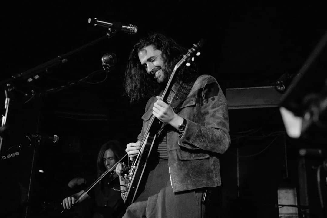 ホージアのインスタグラム：「Thank you to everyone who came out to @quasimodoberlin last night, that was a lot of fun. Thank you also to all the folks at @latenightberlin for having me! I’ve missed Berlin a lot 🖤  📸 @christiantierney」