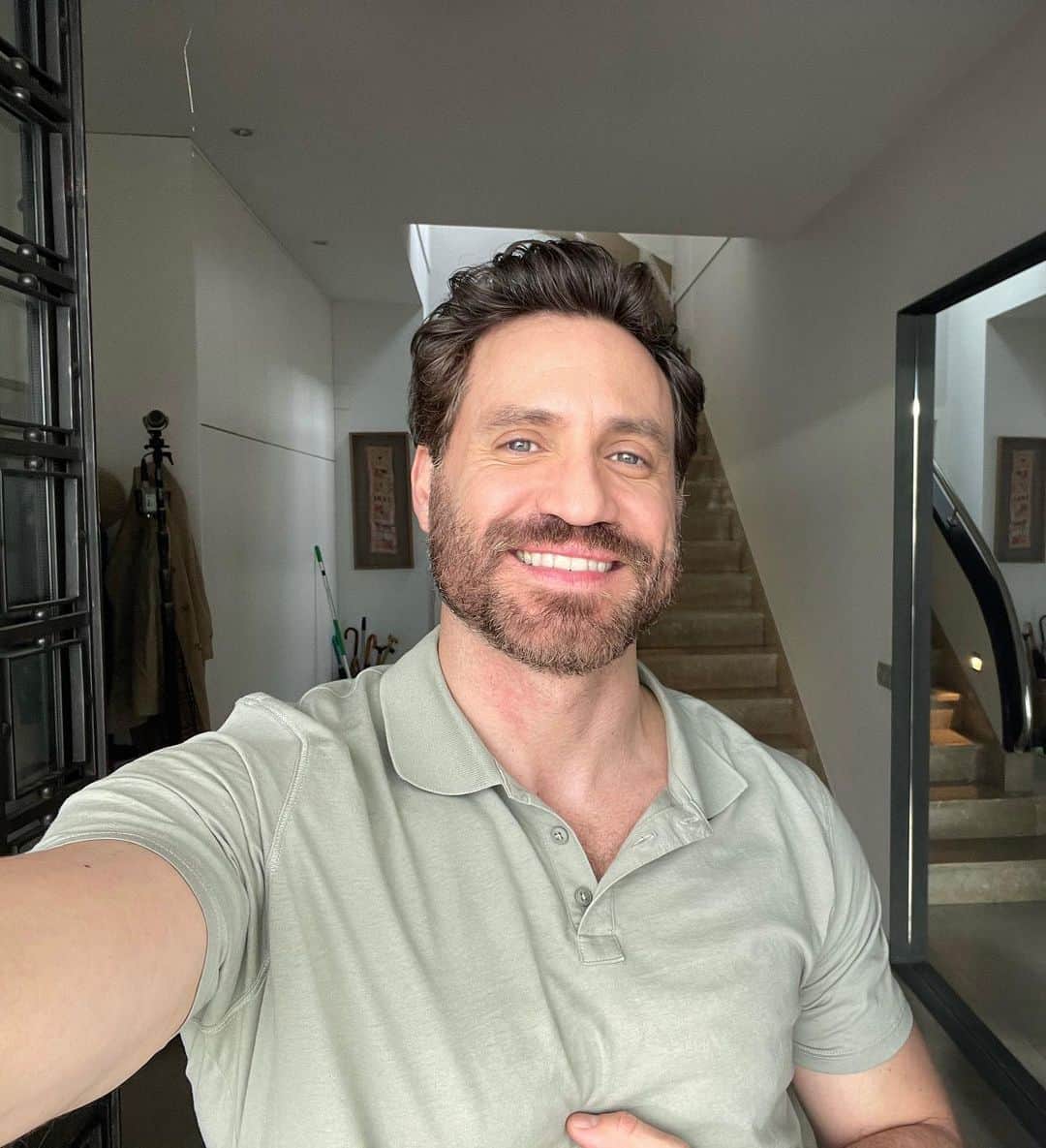 エドガー・ラミレスのインスタグラム：「It’s a wrap! #DrDeath has been one of the most beautiful experiences of my life. Thank you @mandymooremm for being my rock and thank you to all our cast and crew, I was happy every day on set. I love you all!」