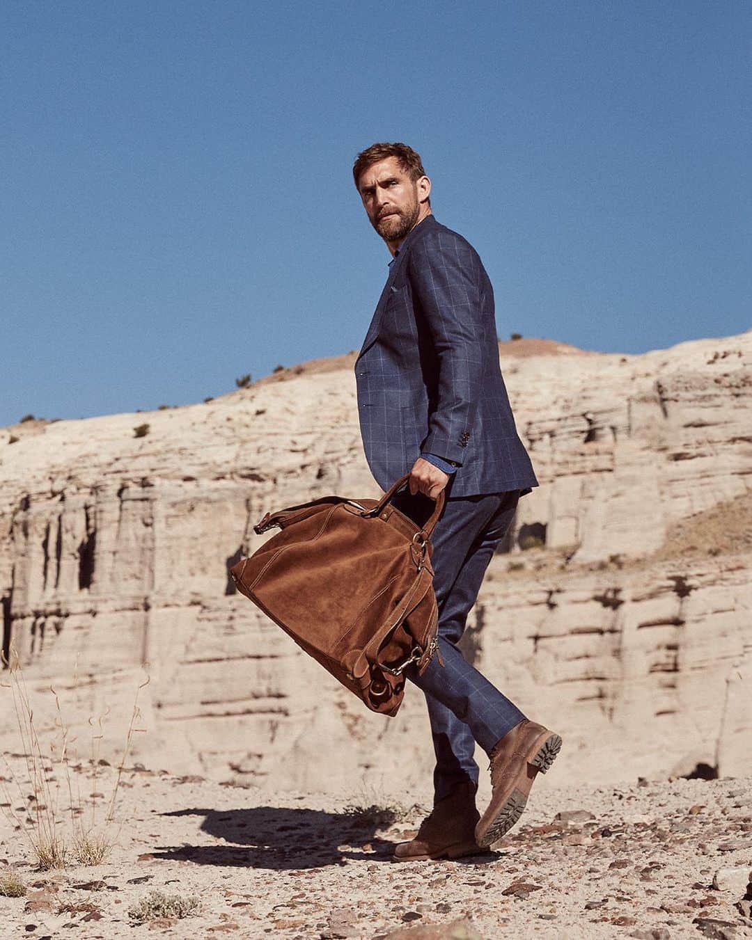 Banana Republic のインスタグラム：「Discover the Archer — a carryall weekender crafted from textural Italian nubuck leather. #TheBRLook」
