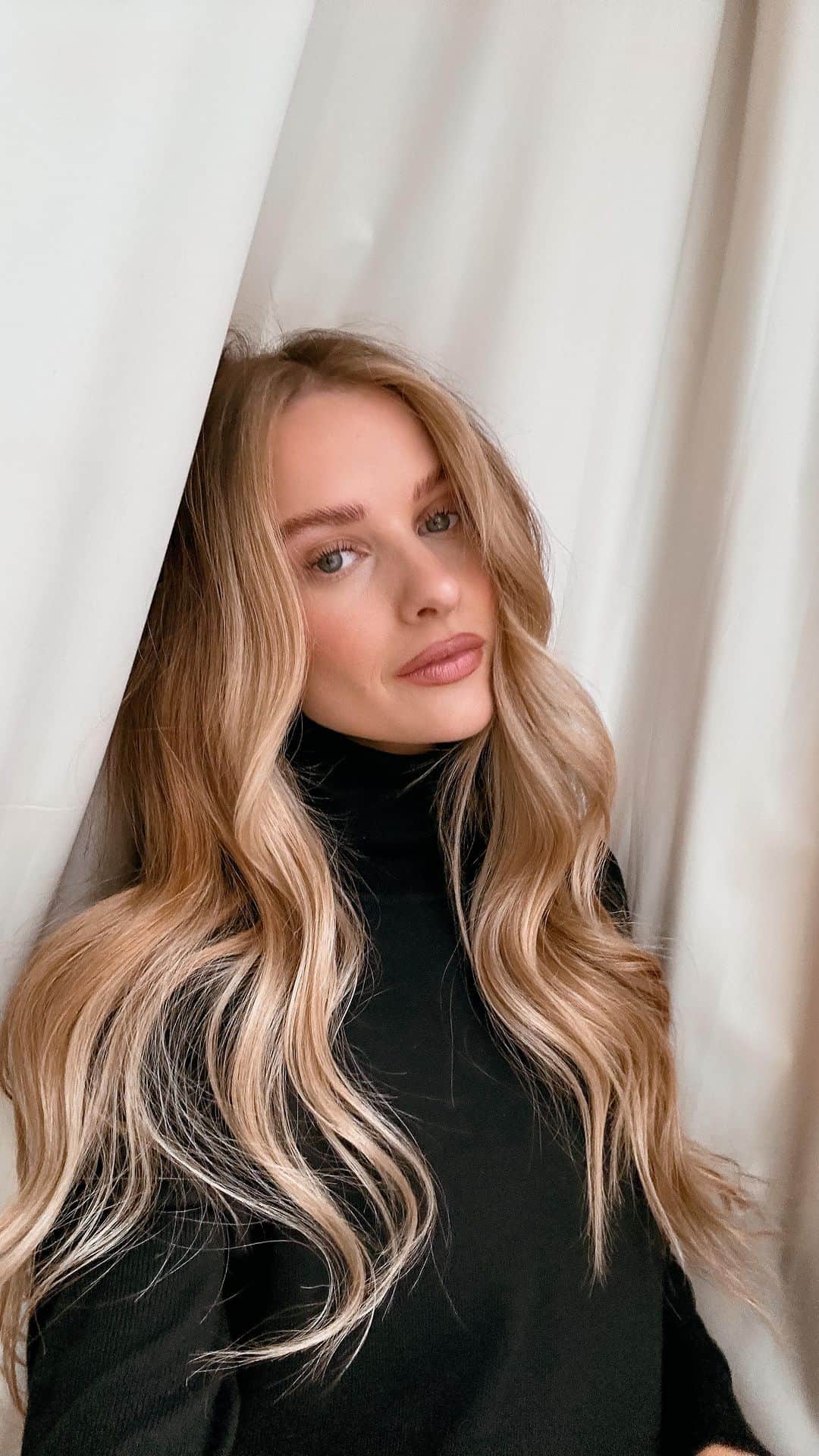 ビクトリアのインスタグラム：「{ad} New hair! After 8 years as a cool blonde I was ready for a change… we’re calling it ‘bronzed blonde’ using all @redken colour 🧡 Colour created by the amazing @amyfishcolour at @larrykinghair  #newhair #bronzedblonde #redken #blondehair #hairtransformation」
