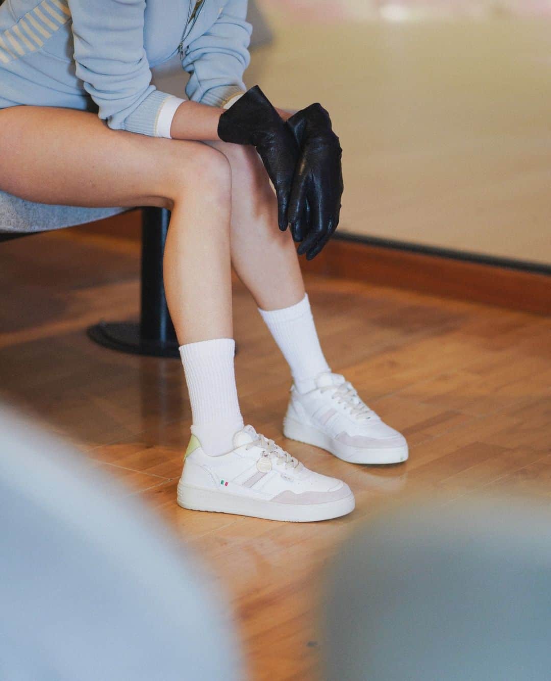 セラフィーニのインスタグラム：「Wearing a pair of Firenze is like stepping back in time, going back to the magnificent 80s... Discover our new Firenze White Rose Green online and in stores! 🌸 #SerafiniShoes . . . #newin #madeinitaly #firenze #sneakers #forher #woman #shoes #newcollection #ss23 #italianstyle #fashion #footwear #italy #charm #florence #shopping」