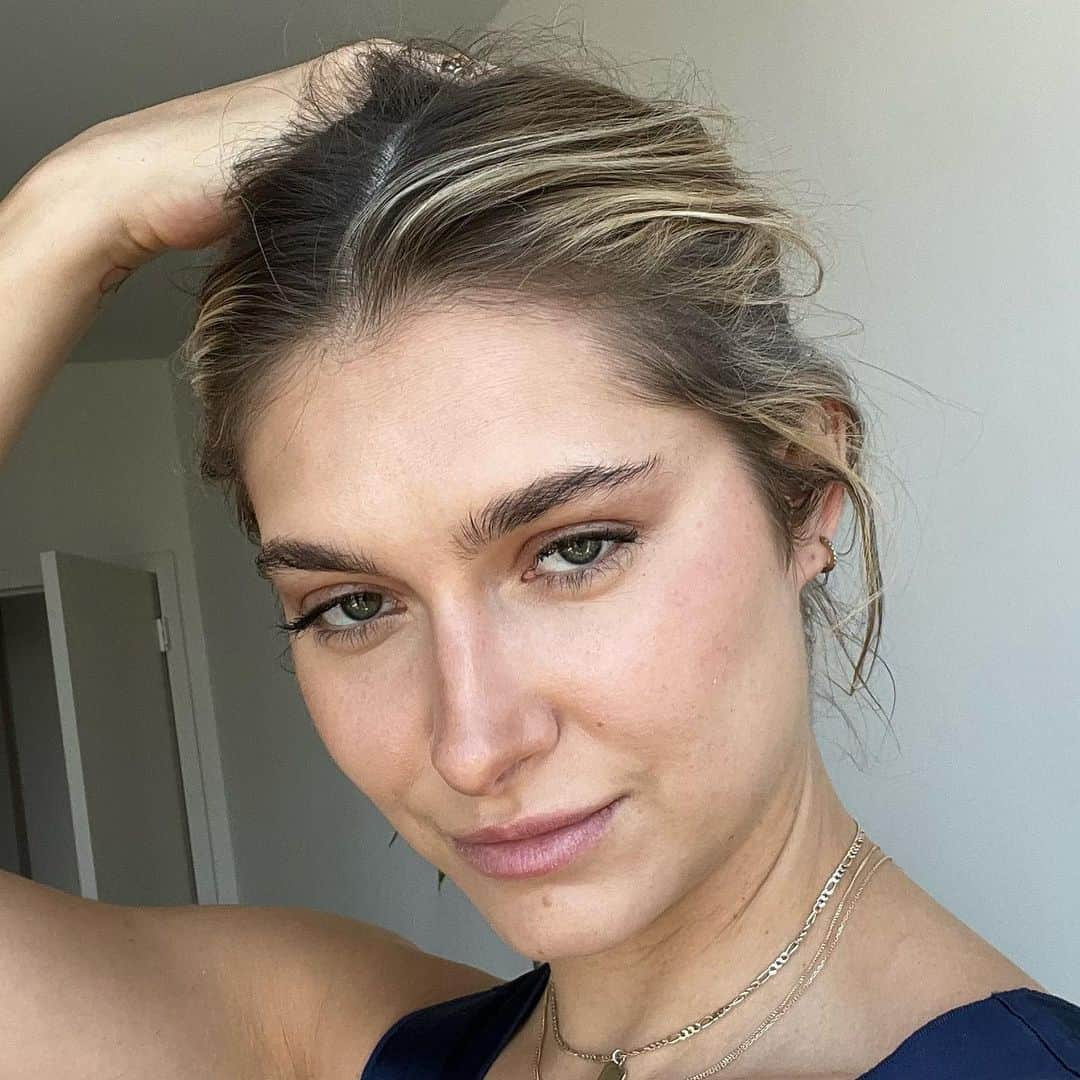 Monica Aksamitのインスタグラム：「an unfiltered, unedited photo to break up your feed  #spring #naturalmakeup #nomakeupmakeup」