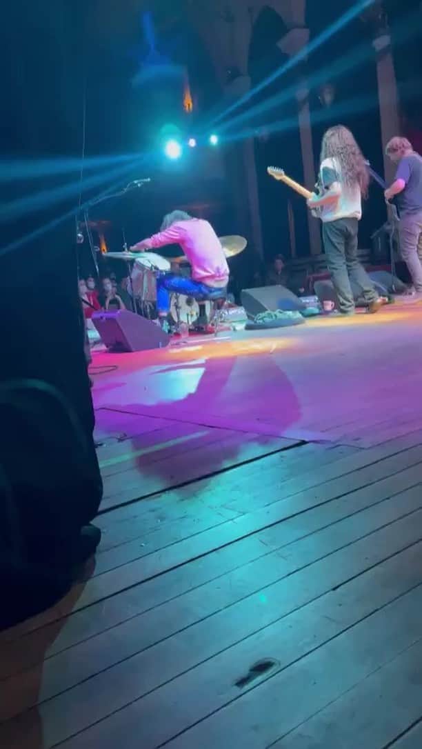 のインスタグラム：「Last note of last song on last show of last tour  Shot by unknown member of tremendous tourmates Hello Mary  Next tour starts May 4 in Seattle at Neumo's and includes a bunch of other towns!  http://deerhoof.website」