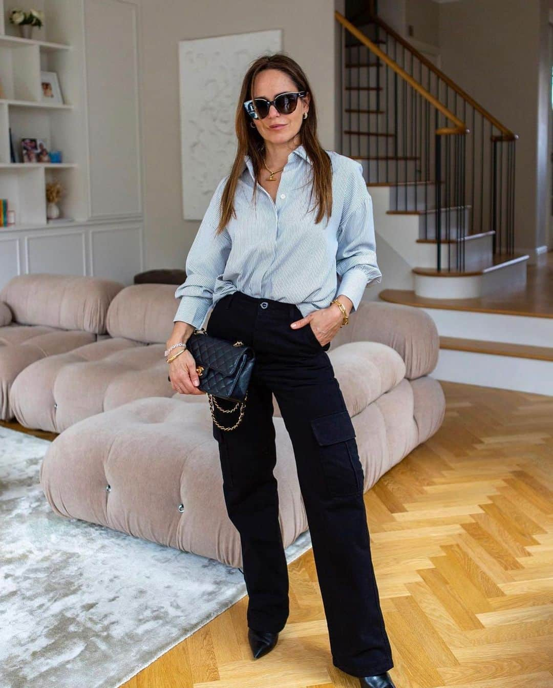 チャーリーさんのインスタグラム写真 - (チャーリーInstagram)「Spring styling by our muse @veronicagenest — Veronica is wearing our TILA shirt in Blue 💙」4月20日 2時53分 - charli_london