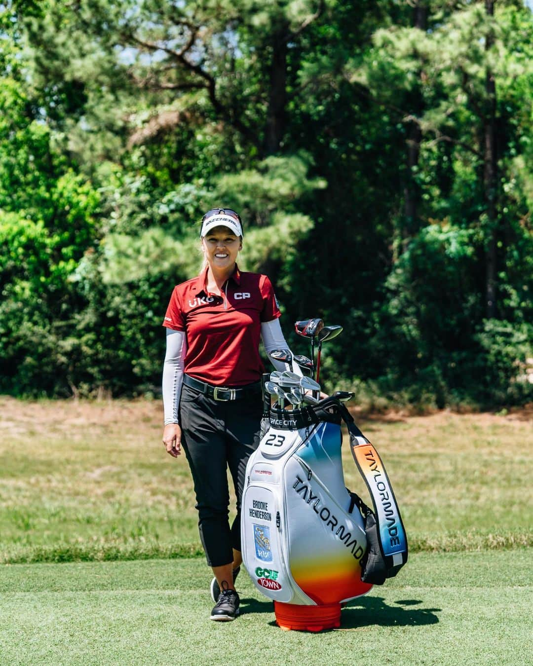 ブルック・ヘンダーソンのインスタグラム：「Looking forward to competing this week at the first major of the year! @taylormadegolf designed this awesome staff bag for the week, and I want to give you a chance to win it.    All you have to do to win is: - Follow myself and @taylormade_ca - Tag 3 of your golfing friends in this post   Winner will be picked at the end of this week! Good luck! ⛳️👊🏻 #TeamTaylorMade #Partner」