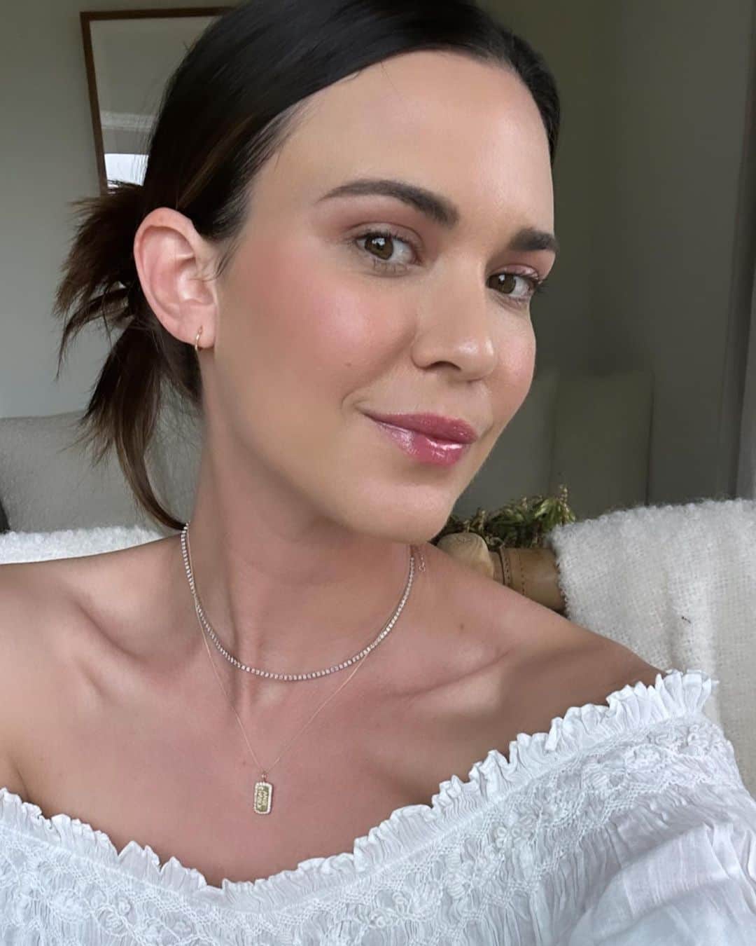 オデット・アナブルのインスタグラム：「I’m all Sunkissed with the dreamiest new @shopdoen x @rmsbeauty collaboration.  Of course the ladies behind these two iconic brands came up with the perfect color to give you that sun drenched glow. I used on my lips, cheeks and eyelids. The color is berry and it’s *chefs kiss* 🌞 🍓」