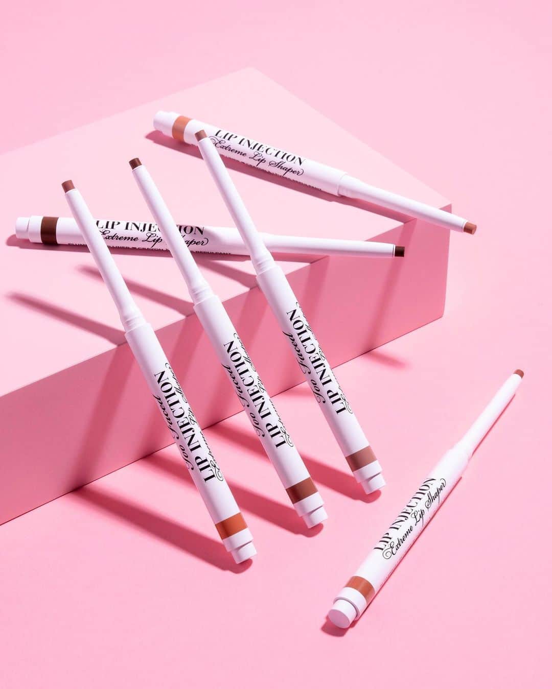 Too Facedのインスタグラム：「meet the NEWEST way to plump!! 😉😘 Line, fill & reshape your lips with a liner that plumps for 8 hours! Shop now from @qvc 💋 #toofaced #tfcrueltyfree #toofacedlipinjection」