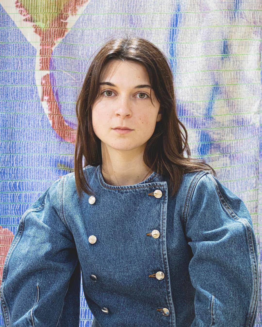 Chloéさんのインスタグラム写真 - (ChloéInstagram)「For the occasion of the Salone del Mobile Milano 2023, Chloé is pleased to present the work of the French artist @mariehazard at the Chloé Spiga store from April 18th  to April 23rd.  She maintains centuries-old weaving techniques that incorporate everything from linen to polyester and paper, often using a traditional wooden loom. In a world where textiles are usually associated with industrial production, Hazard advocates slowing down and returning to the fundamental principles and pace of craftwork.   ”The idea of doing something with both my hand and my mind fascinates me,” she says. “Weaving is a very metaphorical medium, even though working with the yarns is a concrete and pragmatic act.”  In June 2022, Hazard was the first artist to be featured on Chloé Curates, where Chloé and the Maison’s creative director Gabriela Hearst spotlight the work of inspiring women artists.」4月20日 3時03分 - chloe