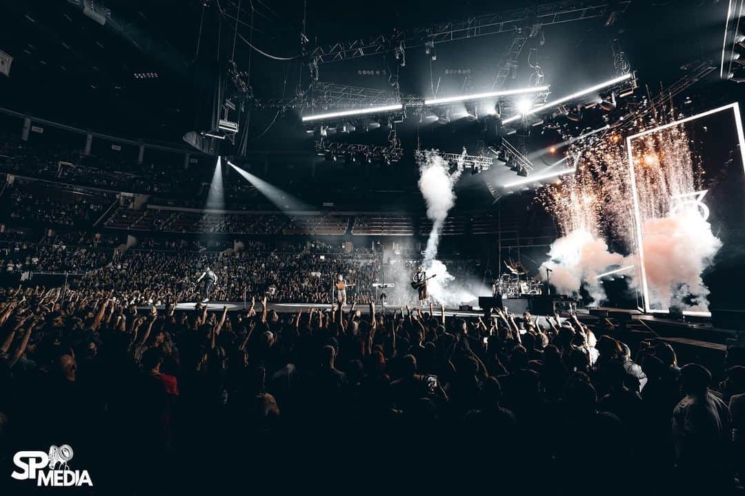 Shinedownさんのインスタグラム写真 - (ShinedownInstagram)「Making memories on #TheRevolutionsLiveTour!!!   Kicked off our week in Savannah and man was it a gooood time…  Next up… Huntsville, AL TONIGHT 🔥 let’s rollll!!!   📸 @sanjayparikhphoto  🎫 shinedown.com」4月20日 3時06分 - shinedown