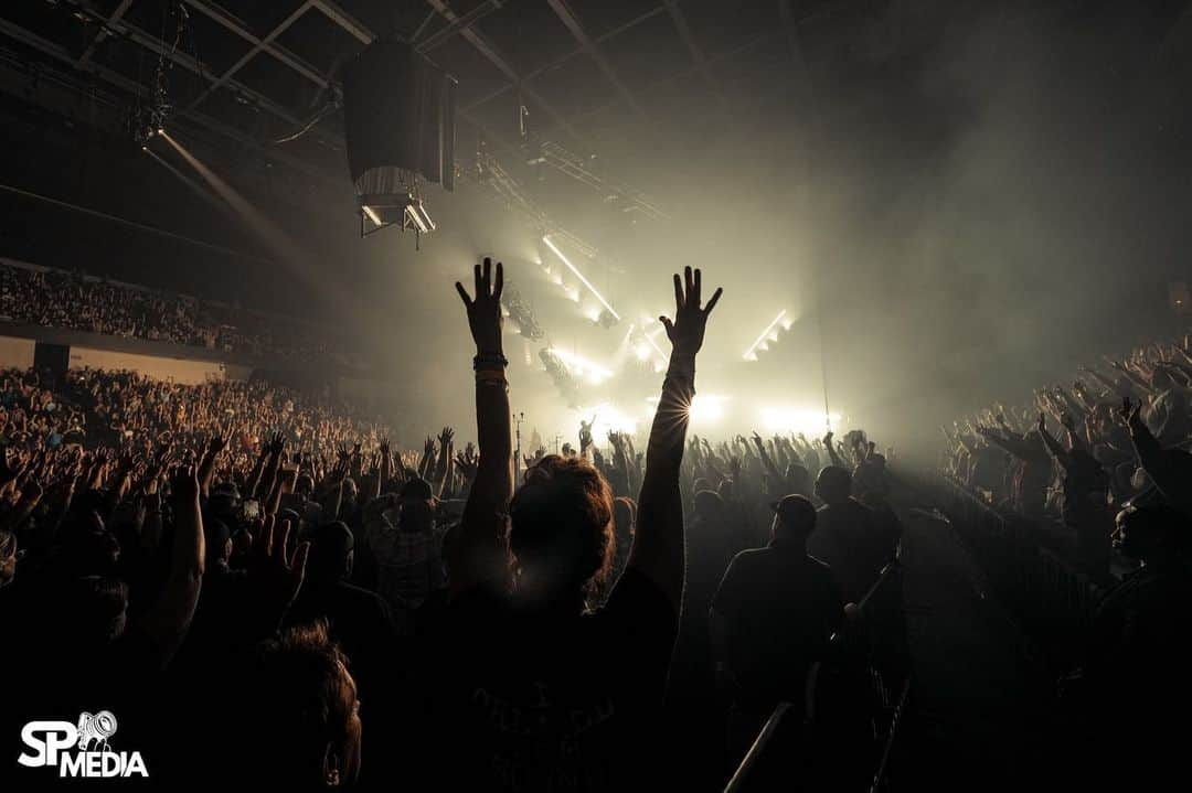 Shinedownさんのインスタグラム写真 - (ShinedownInstagram)「Making memories on #TheRevolutionsLiveTour!!!   Kicked off our week in Savannah and man was it a gooood time…  Next up… Huntsville, AL TONIGHT 🔥 let’s rollll!!!   📸 @sanjayparikhphoto  🎫 shinedown.com」4月20日 3時06分 - shinedown