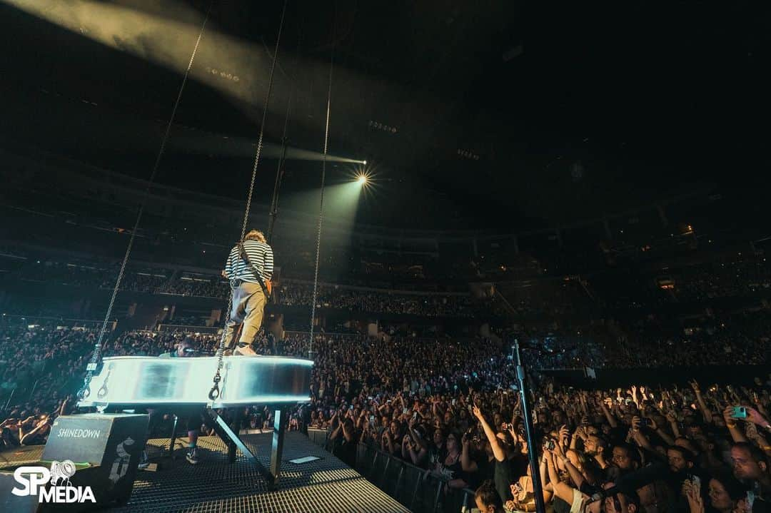 Shinedownさんのインスタグラム写真 - (ShinedownInstagram)「Making memories on #TheRevolutionsLiveTour!!!   Kicked off our week in Savannah and man was it a gooood time…  Next up… Huntsville, AL TONIGHT 🔥 let’s rollll!!!   📸 @sanjayparikhphoto  🎫 shinedown.com」4月20日 3時06分 - shinedown