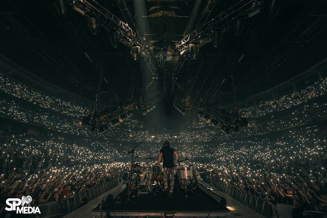 Shinedownさんのインスタグラム写真 - (ShinedownInstagram)「Making memories on #TheRevolutionsLiveTour!!!   Kicked off our week in Savannah and man was it a gooood time…  Next up… Huntsville, AL TONIGHT 🔥 let’s rollll!!!   📸 @sanjayparikhphoto  🎫 shinedown.com」4月20日 3時06分 - shinedown