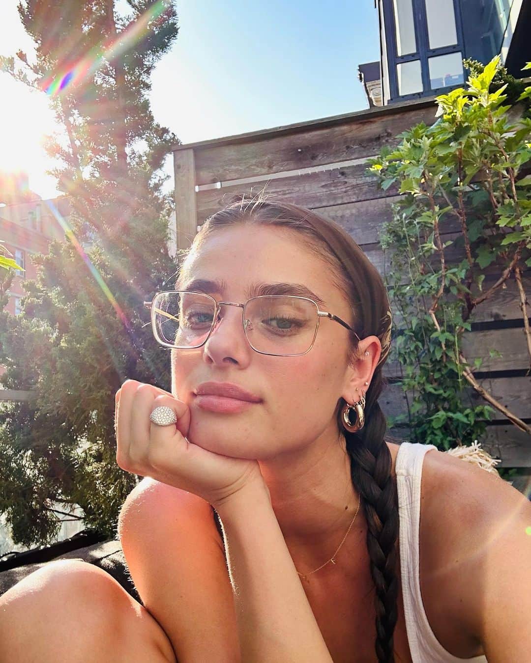 テイラー・ヒルのインスタグラム：「Spring is in full swing ☀️💗💐」