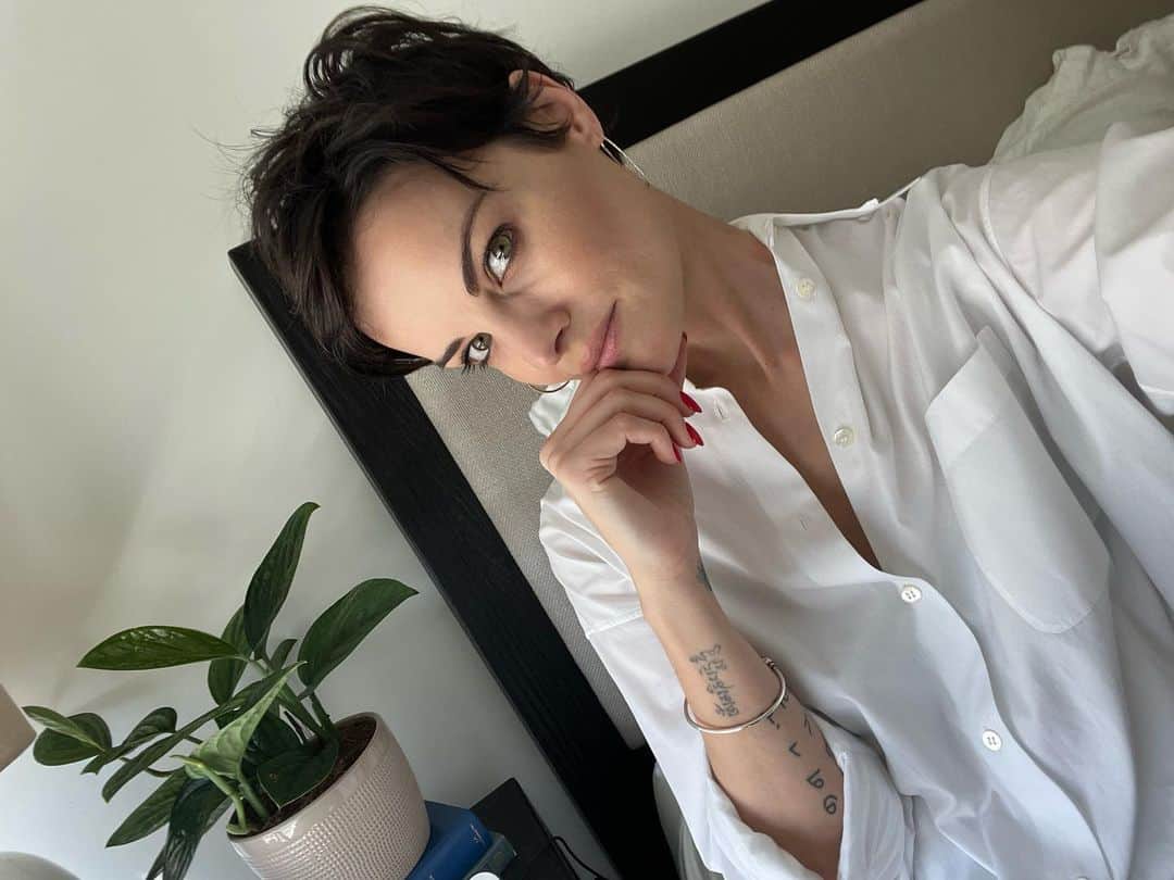 ジェイミー・アレクサンダーのインスタグラム：「Strong 90’s vibes today 💋💋💋💋💋💋」