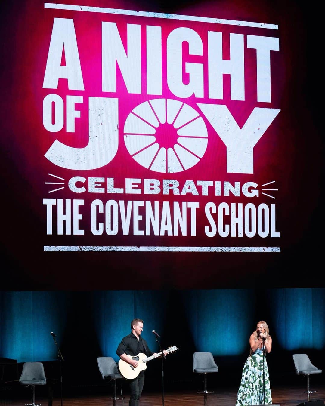 キャリー・アンダーウッドのインスタグラム：「It was such an honor to perform during A Night of Joy celebrating @covenantknights last week. What an incredible and inspiring community – they have been heavy on my heart these past few weeks ❤️」