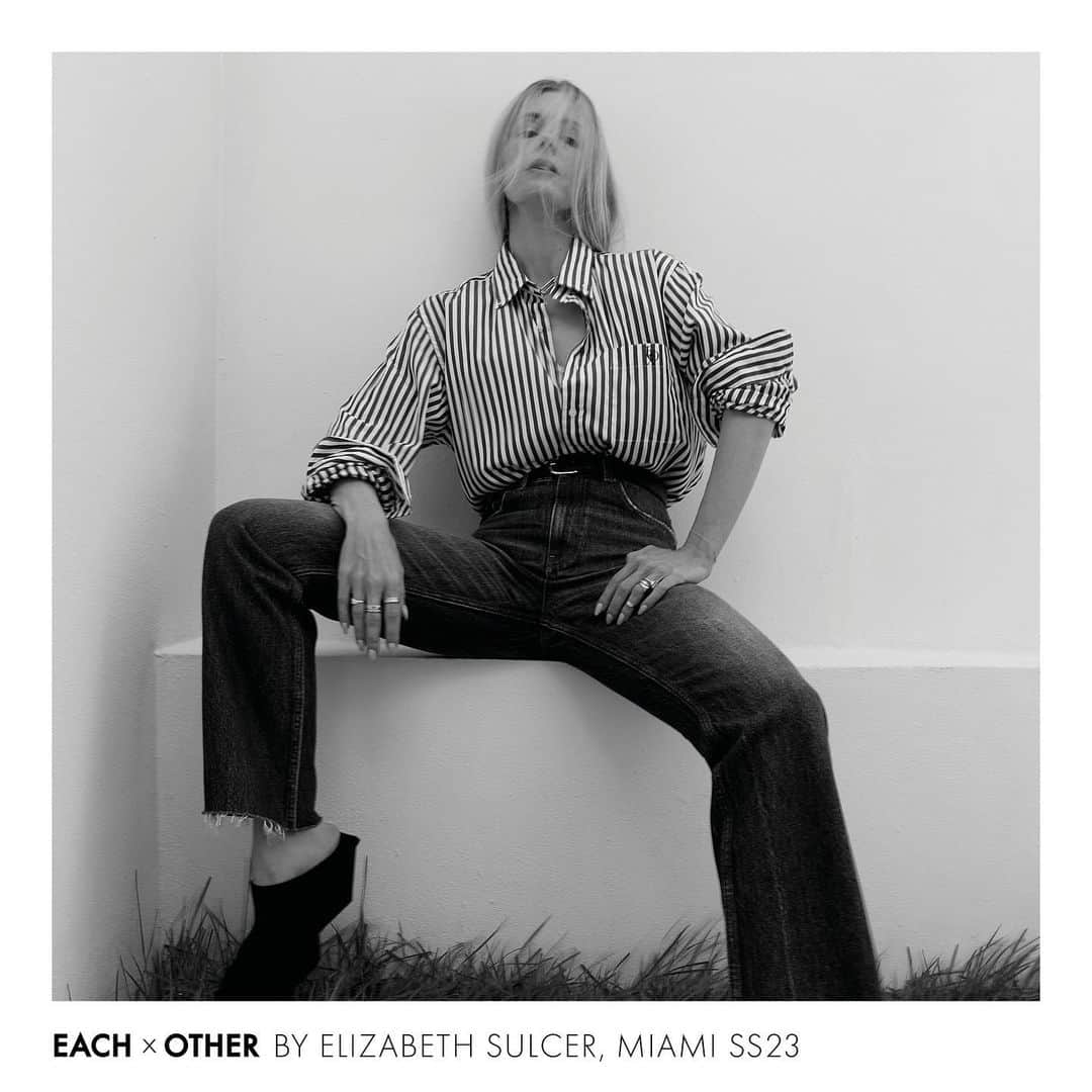 イーチ x アザーのインスタグラム：「EACH OTHER BY ELIZABETH SULCER  Spring Summer 2023 campaign. Shot in Miami’s iconic backdrops. Starring Elizabeth Sulcer, renowned fashion stylist and longtime Muse and friend of the brand. Link in bio. #EachotherxElizabethSulcer #MiamiSS23  Photographer: @alecartidiello Hair & Make Up: @tinaecheverrimakeupandhair for @clarinsusa Location: @faena」