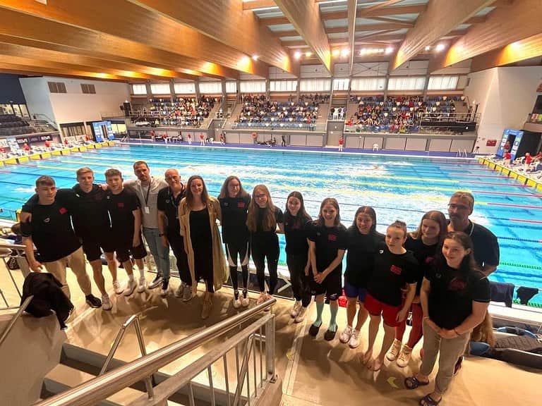 のインスタグラム：「Idén kicsit más ruhában érkeztem az Országos Bajnokságra, de ugyanannyira jó volt a csapatomnak @ironswimteam -nek szurkolni! Az első nap után meg is van az első bajnoki címünk, gratulálok @lorakomoroczy 🦾 hajrá Iron!」
