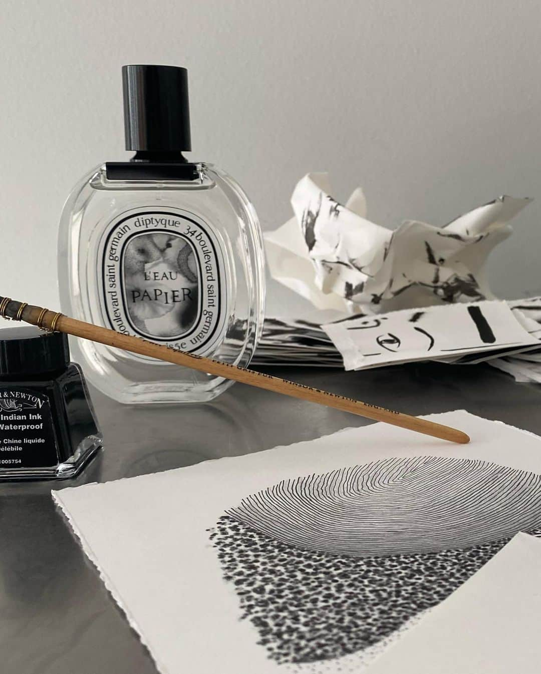 エリカ・リンダーのインスタグラム：「L’Eau Papier is the new @diptyque perfume fragrance. A tribute to creation’s primary medium - paper #leaupapier #diptyque #eaudetoilette #fragrance #diptyquepartner」