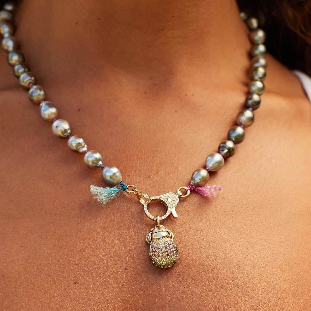 キャサリン ミッシェルのインスタグラム：「Le Petit Max is absolutely delighted showing up in a pastel rainbow sapphire attire. Pairing him with Tahitian pearl and a pave diamond gold clasp is so enticing, oui ? #jewelryasmedecinecm #scarabée #scarabjewelry #goldheirloom #pastelrainbow #wearpearls #youknowyouwantit #scarabbeetle #madewithaloha」