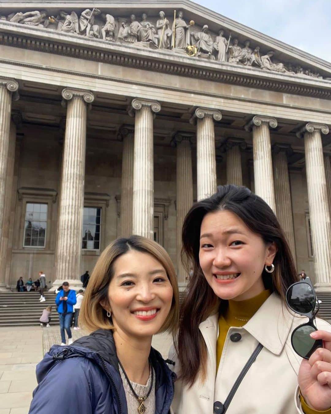 新田朝子のインスタグラム：「📍 #大英博物館 #britishmuseum 🇬🇧  葛飾北斎がちょうど見られなかったのは残念でしたが、アイヌからパレスチナ刺繍などなど、色々見てきました☺︎  4枚目は写真用スマイルで決めていたら動画だったとき。笑いすぎ🤣  #ロンドン #イギリス #ロンドン旅行 #イギリス旅行 #ヨーロッパ #ヨーロッパ旅行 #博物館 #博物館巡り #振り返り投稿 #思い出投稿 #海外在住  #london #uk #england #londontrip #uktravel #europe #travelgram #travelphotography」