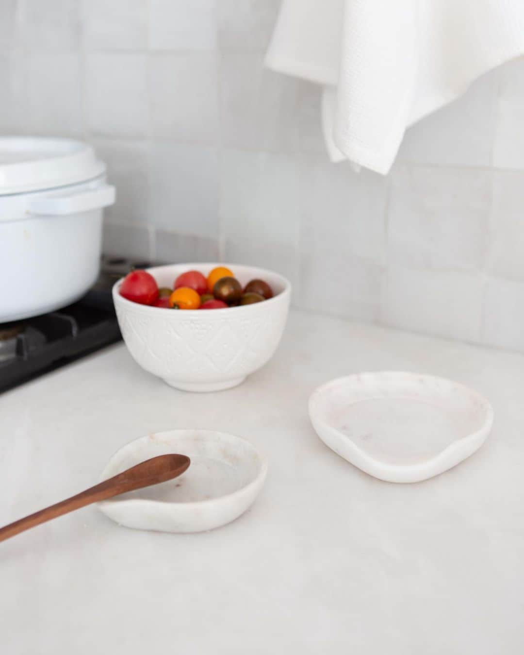 のインスタグラム：「These marble spoon rests are an exciting addition to our marble collection. Keeping your counter clean and making a happy home to your cooking utensils, these spoon rests are our favorite kitchen counter essential.」