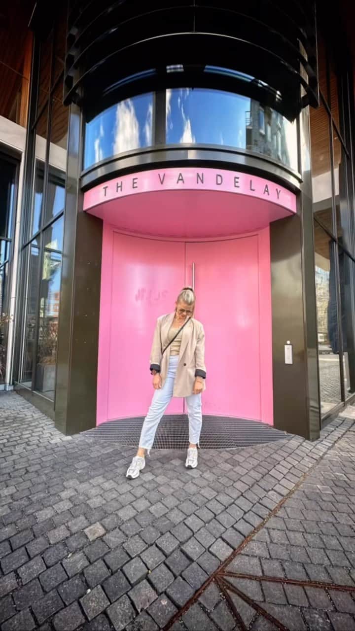 Inger-Lise Lillerovdeのインスタグラム：「Tidenes kvalitetshelg med Mika minstemann -kort oppsummert 🤍 Denne helgen har vi gledet oss til i lang tid, begge to! Og vi har koset oss SÅNN -og skapt mange nye minner!  Anbefaler virkelig alle små (og litt større)-barns foreldre og prioritere litt alenetid med barna, om man har mulighet 🙌🏼 Det er virkelig verdt det! Og det føles så godt å kunne gi den fulle og hele oppmerksomhet til bare en, innimellom. Og du merker at barna elsker det -naturlig nok 😅 Blir gjort altfor sjelden… Men jeg har gjort det samme med de andre to når de var på ca sammme alder -hatt oss en langhelg i Oslo. På besøk til tante Belle -som tar oss så godt imot 🤍  Jeg har lagret videoene vår fra helgen i høydepunkter, om du skulle ønske noe inspo til hva man kan gjøre med barna i Oslo.  Klem til deg -fra meg, med ønske om en fin kveld 🌸」